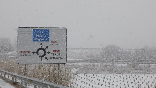 Vista de los campos cercanos a la localidad de Utiel cubiertos por la nieve