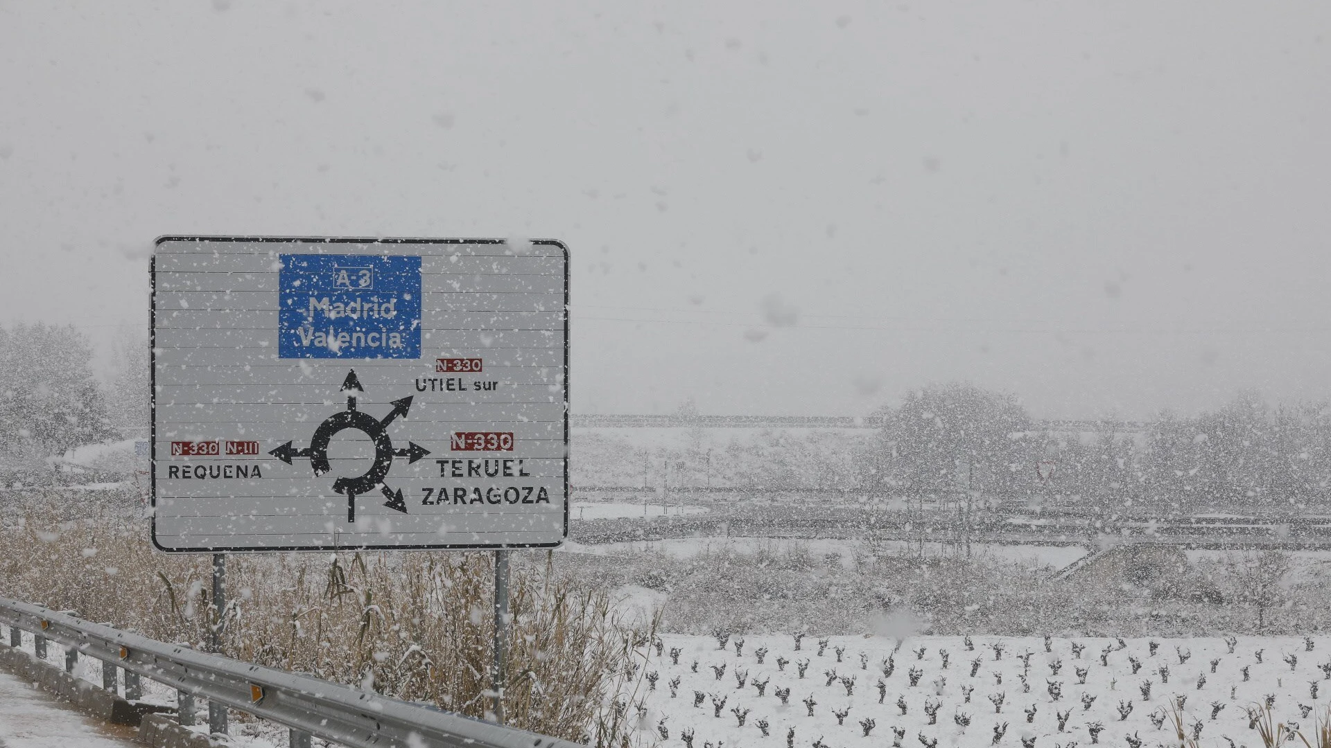 Vista de los campos cercanos a la localidad de Utiel cubiertos por la nieve