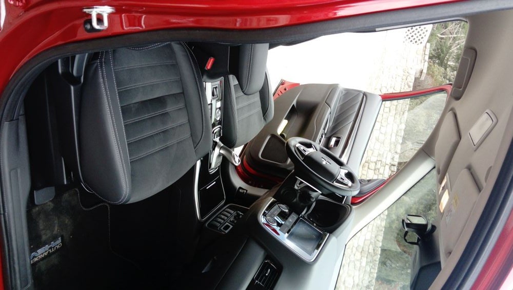 outlander_phev_rojo_interior_delante1