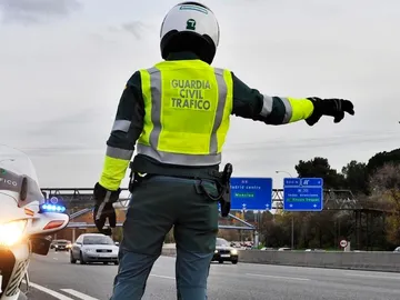 Imagen de archivo de un agente de Tráfico de la Guardia Civil. Imagen de archivo de un agente de Tráfico de la Guardia Civil.