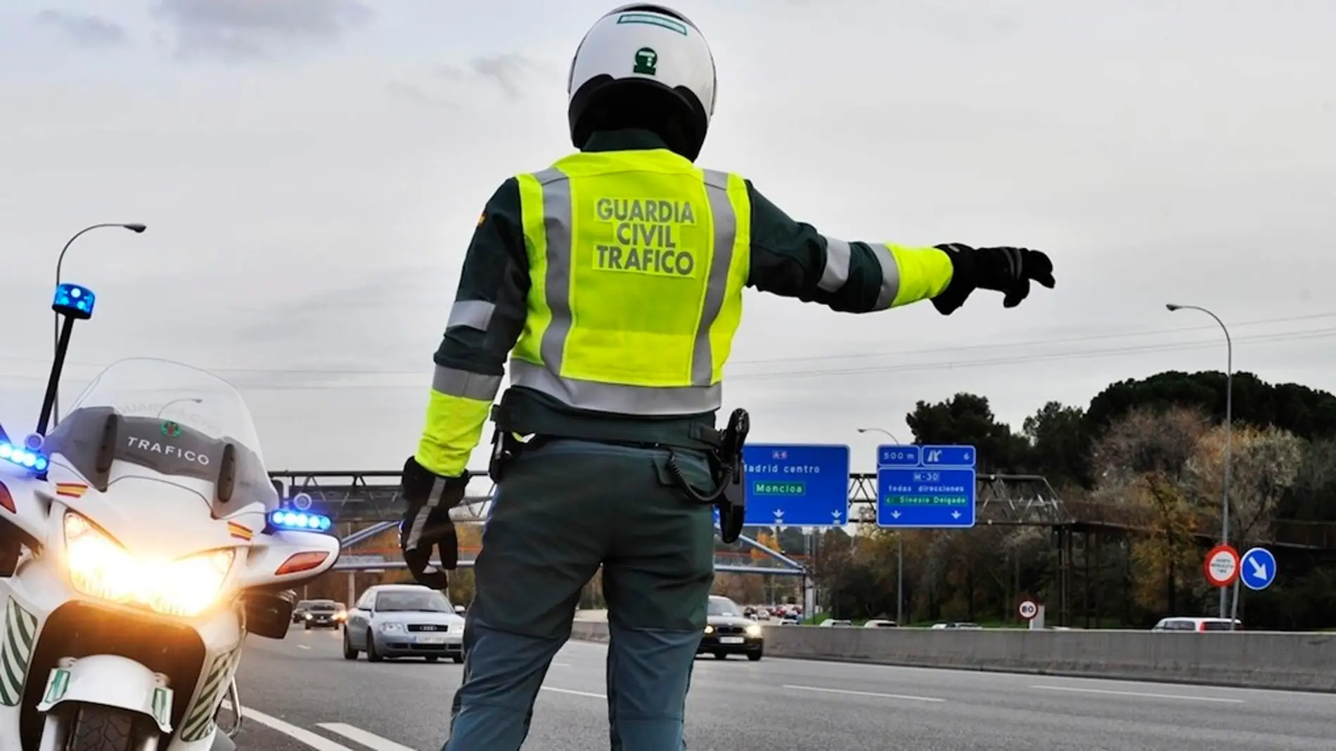 Imagen de archivo de un agente de Tráfico de la Guardia Civil.