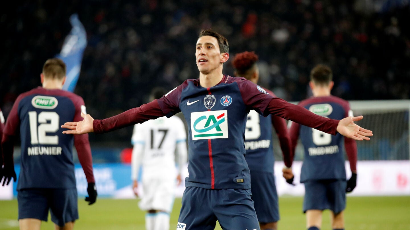 Di Mar&iacute;a celebra con la grada uno de sus goles con el PSG