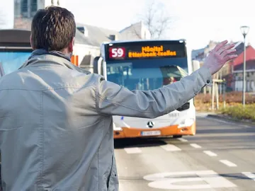 Hombre cogiendo un autobús Hombre cogiendo un autobús