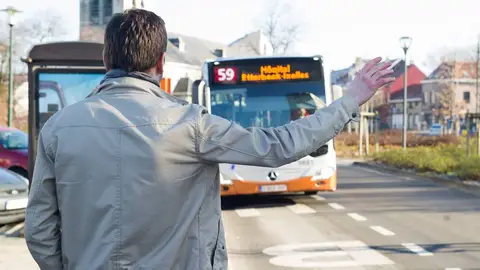 Hombre cogiendo un autobús Hombre cogiendo un autobús