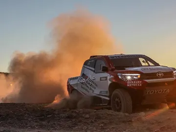 toyota-hilux-v8-2018-dakar-4x4-cc-3.jpg toyota-hilux-v8-2018-dakar-4x4-cc-3.jpg