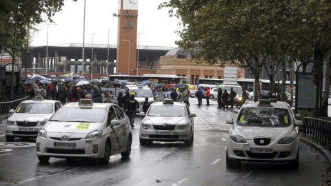 LOS TAXISTAS SE MANIFIESTAN CONTRA LA ENTRADA DE UBER EN MADRID