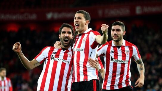 De Marcos celebra con sus compa&ntilde;eros su gol en San Mam&eacute;s