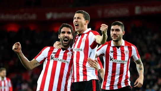 De Marcos celebra con sus compañeros su gol en San Mamés De Marcos celebra con sus compañeros su gol en San Mamés