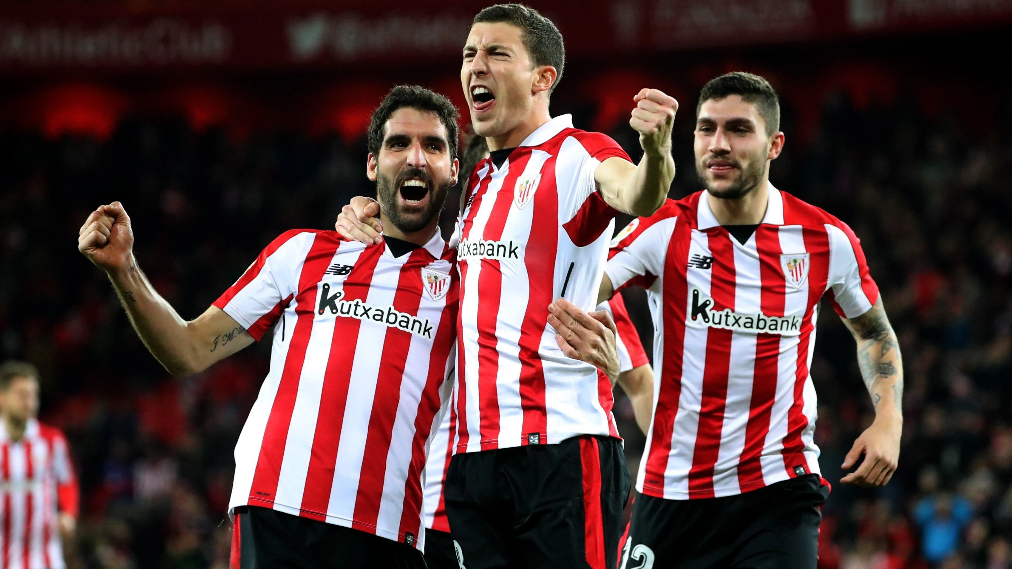 De Marcos celebra con sus compañeros su gol en San Mamés