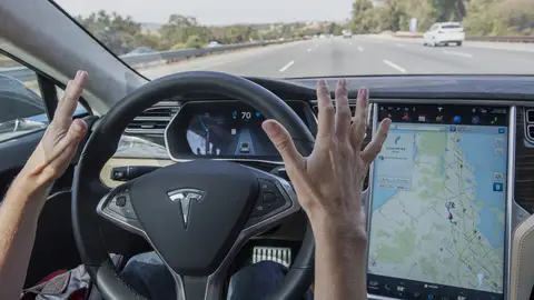 abuela-tesla-model-s-autonomo-00.jpg abuela-tesla-model-s-autonomo-00
