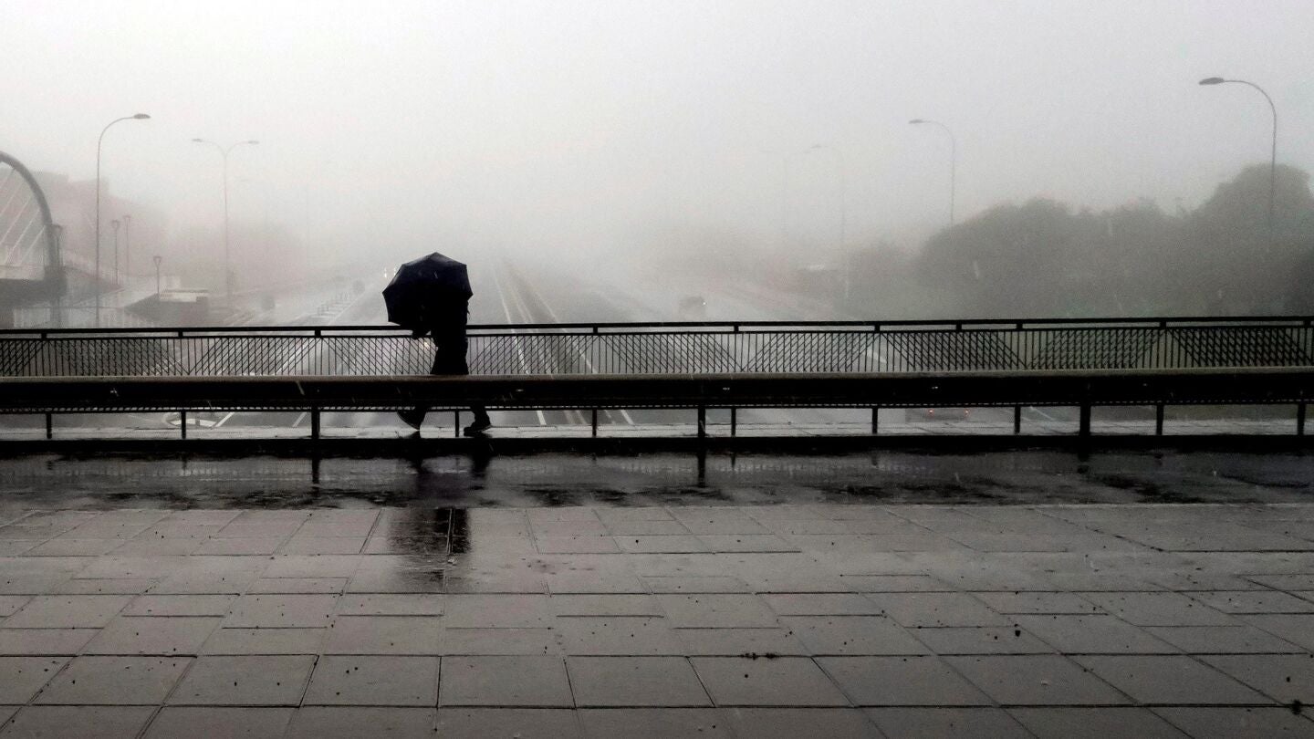 Un transe&uacute;nte pasa por un puente de la autopista TF-5