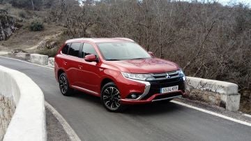 outlander_phev_rojo_puente2-e1519819968726.jpg