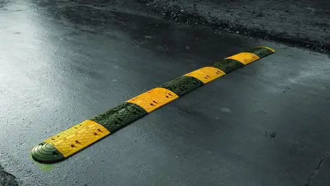 Baden de coche en carretera Baden negro y amarillo sobre el asfalto