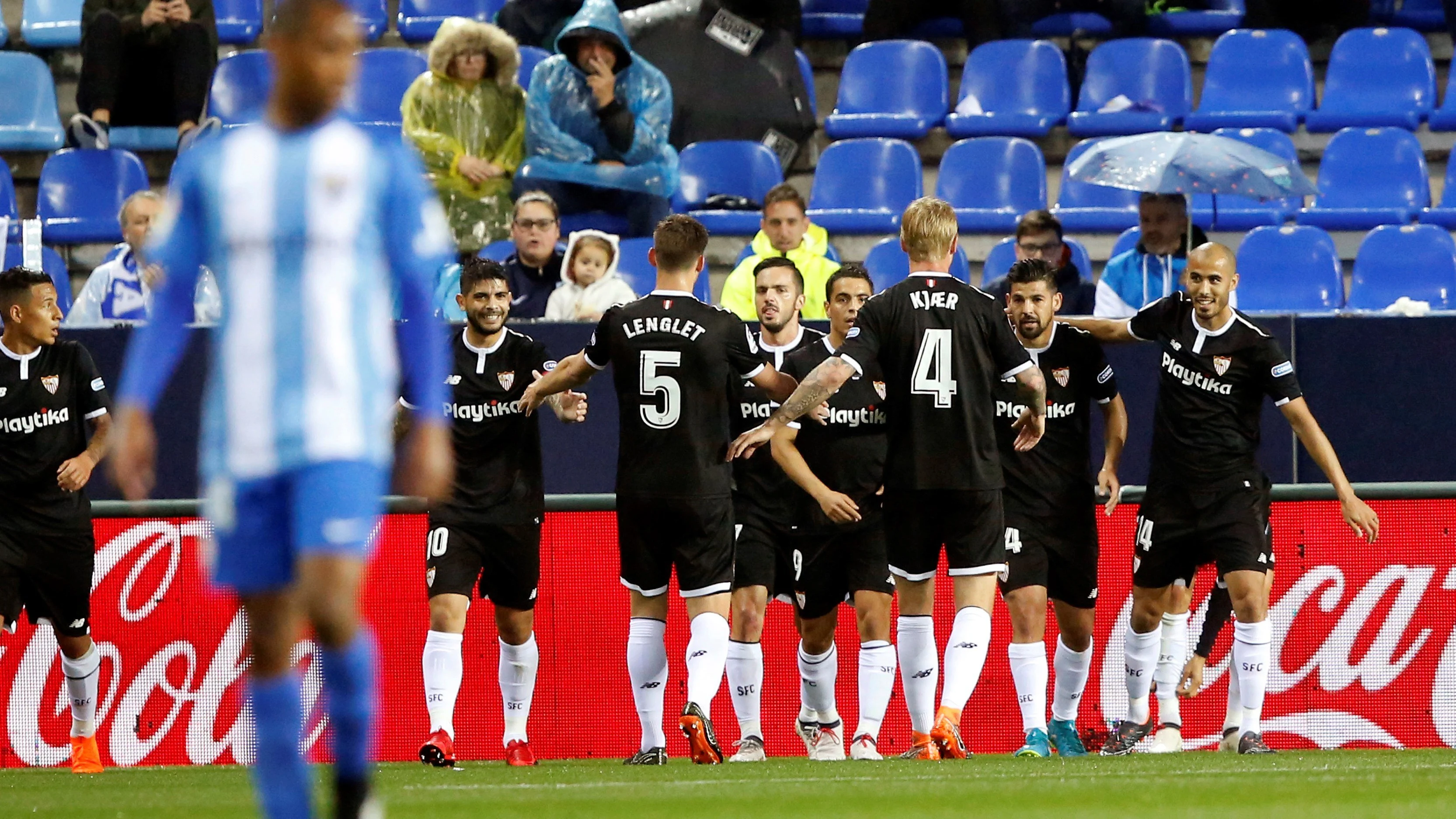 Los jugadores del Sevilla celebran el gol de Correa