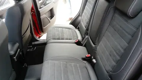 outlander_phev_rojo_interior_detras1.jpg outlander_phev_rojo_interior_detras1