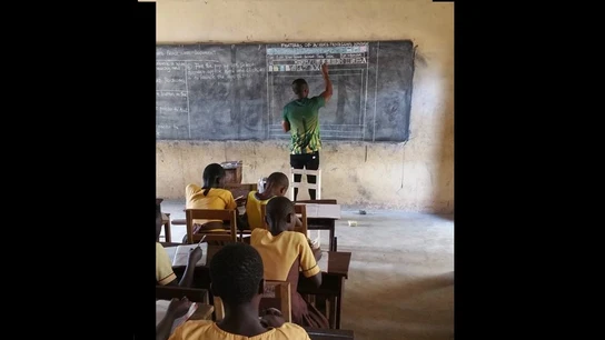 Owura Kwadwo impartiendo clase en Ghana Owura Kwadwo impartiendo clase en Ghana
