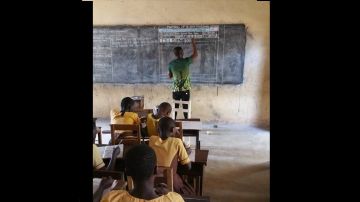Owura Kwadwo impartiendo clase en Ghana