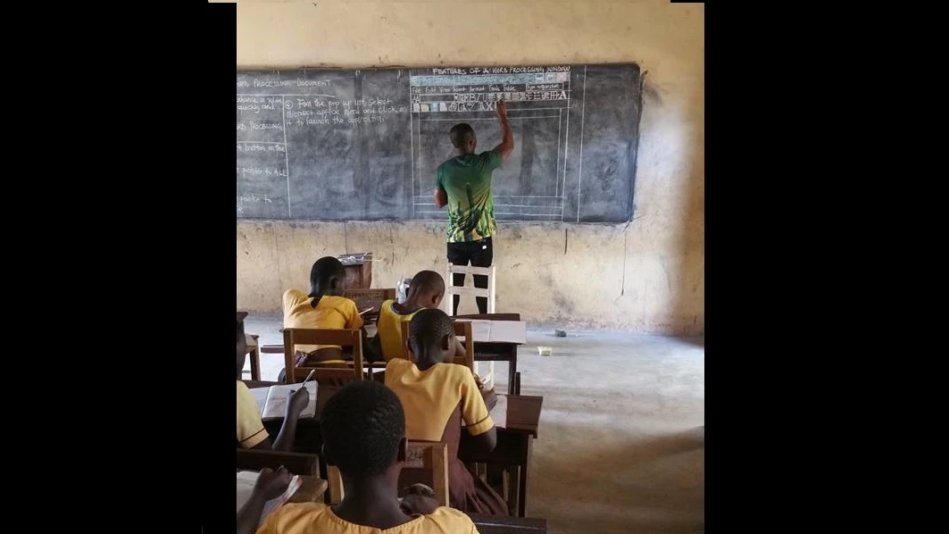 Owura Kwadwo impartiendo clase en Ghana