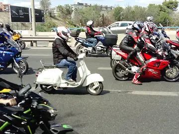 Angel_Nieto_marcha_puente_vespa.jpg Angel_Nieto_marcha_puente_vespa