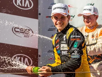 ChristianLundgaardPodioF4Estoril2017G.jpg ChristianLundgaardPodioF4Estoril2017G.jpg