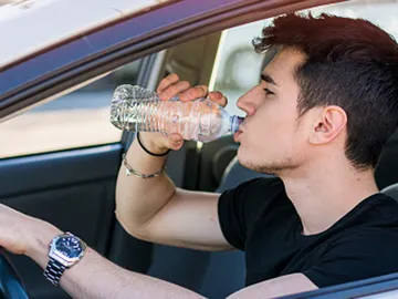 Beber agua de la botella Beber agua de la botella