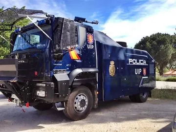 Camión lanza agua de la Policía Nacional Camión lanza agua de la Policía Nacional