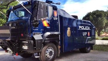 Camión lanza agua de la Policía Nacional