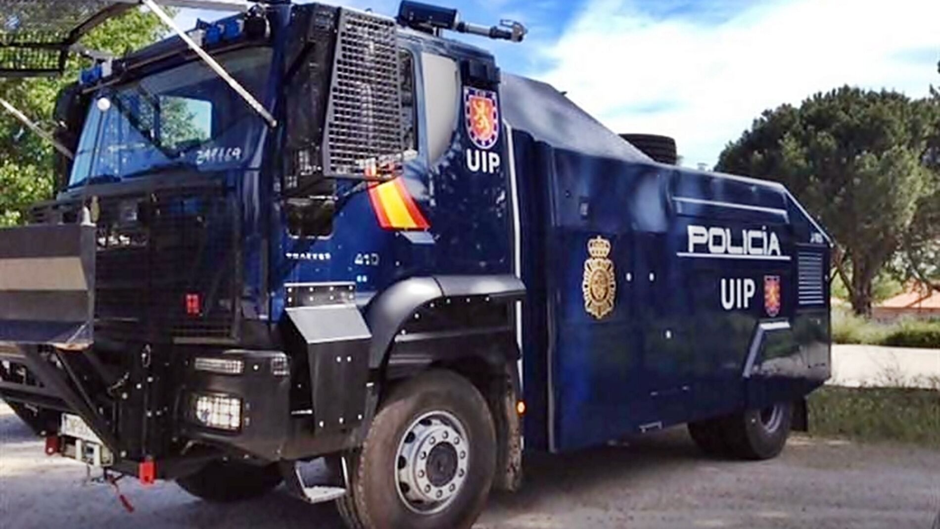 Cami&oacute;n lanza agua de la Polic&iacute;a Nacional