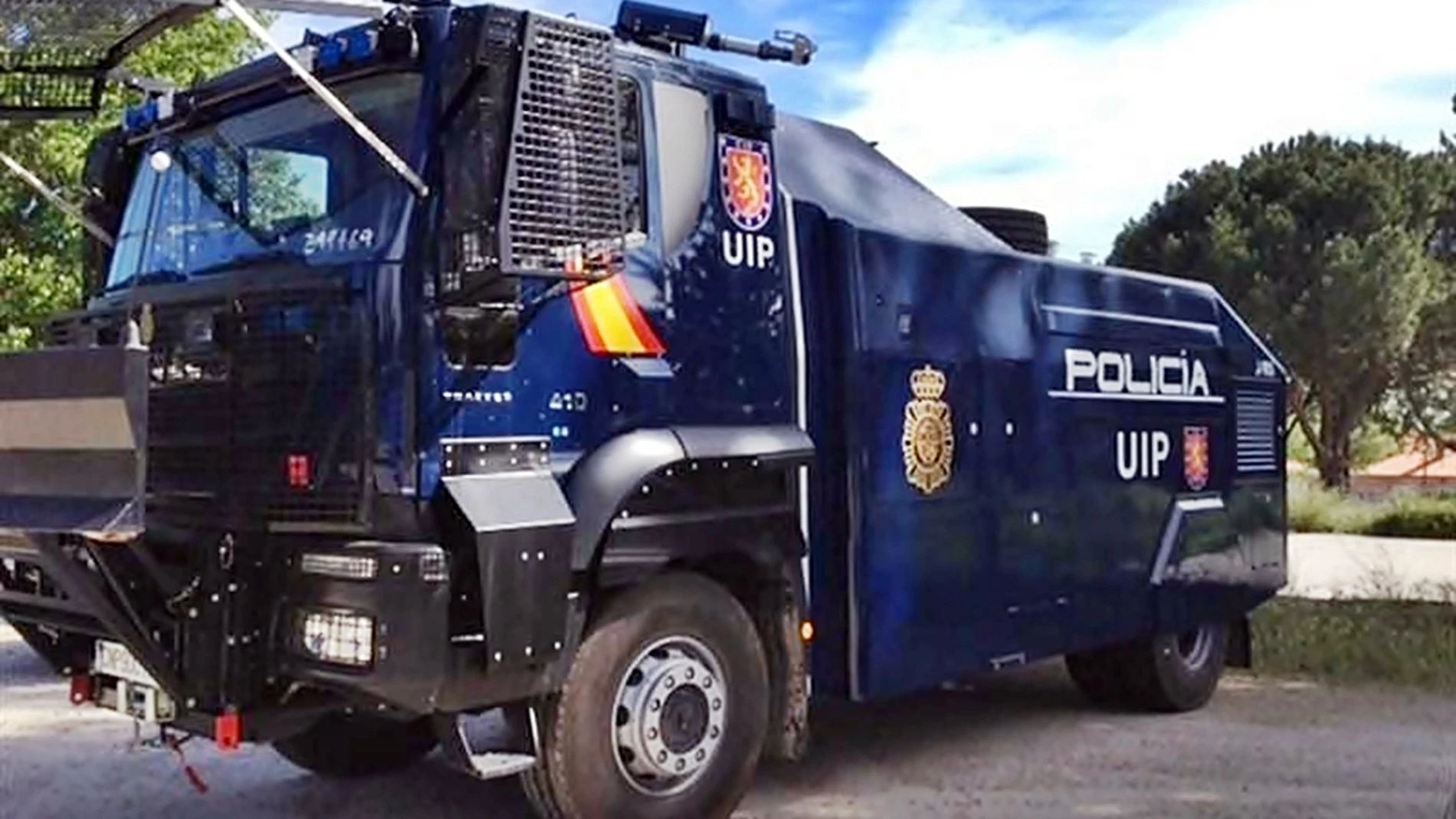 Camión lanza agua de la Policía Nacional