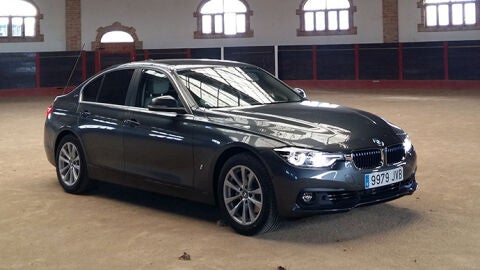bmw 330e_lateral_derecho_plaza_4