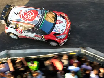 Un coche de rally, en acción Un coche de rally, en acción