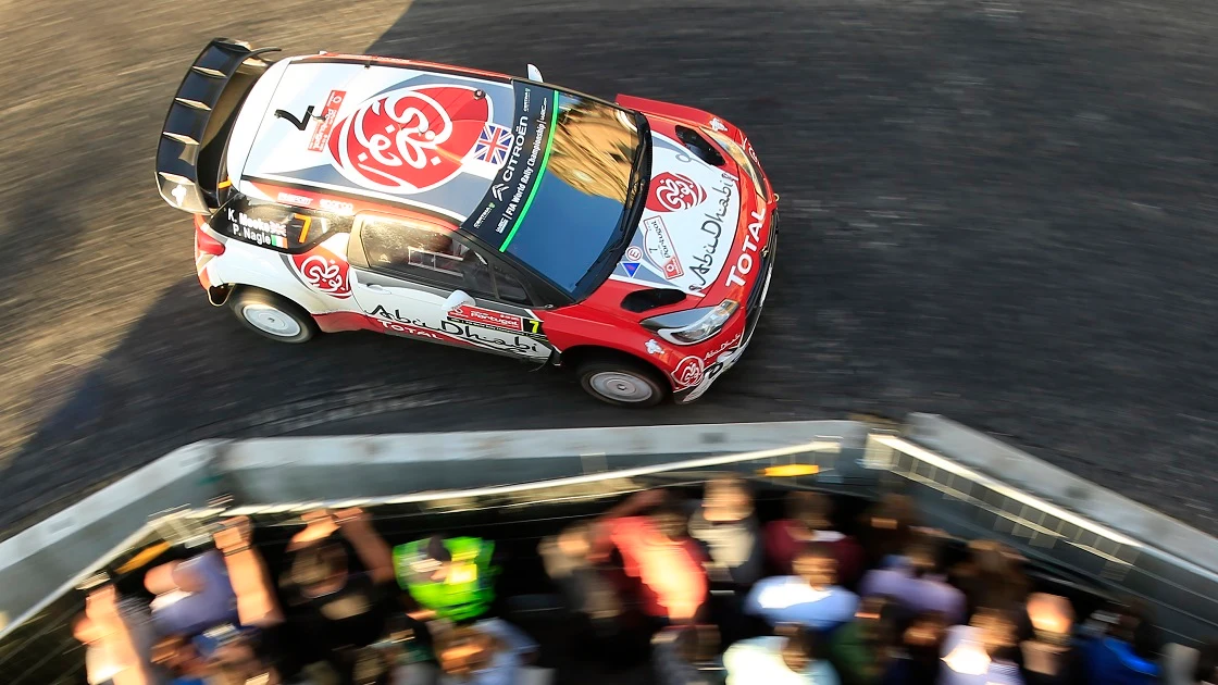 Un coche de rally, en acción