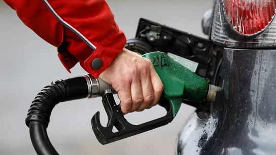 Repostando en una gasolinera Repostando en una gasolinera