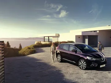 renault-scenic-initiale-paris4.jpg renault-scenic-initiale-paris4.jpg