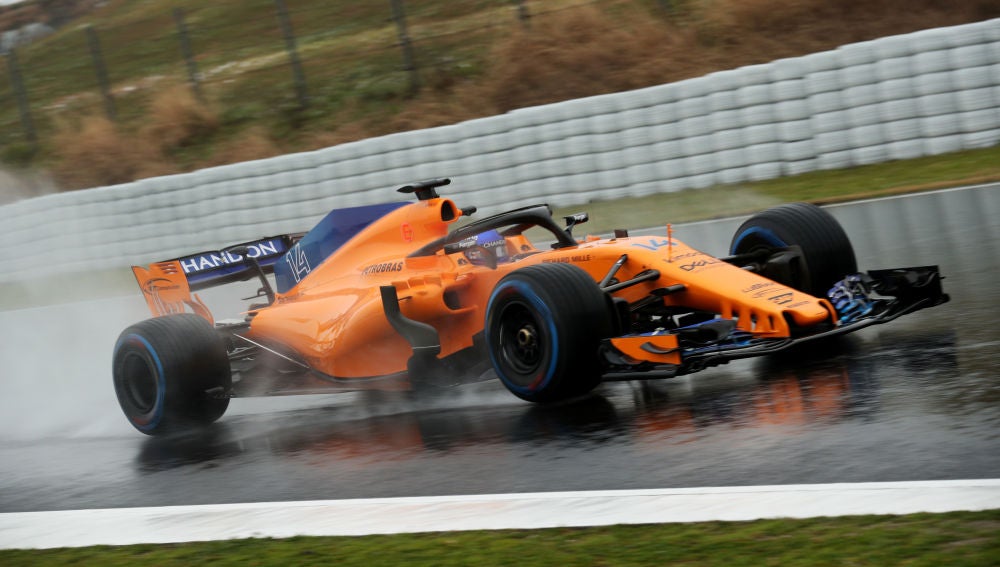 Fernando Alonso rueda en condiciones extremas en Montmeló