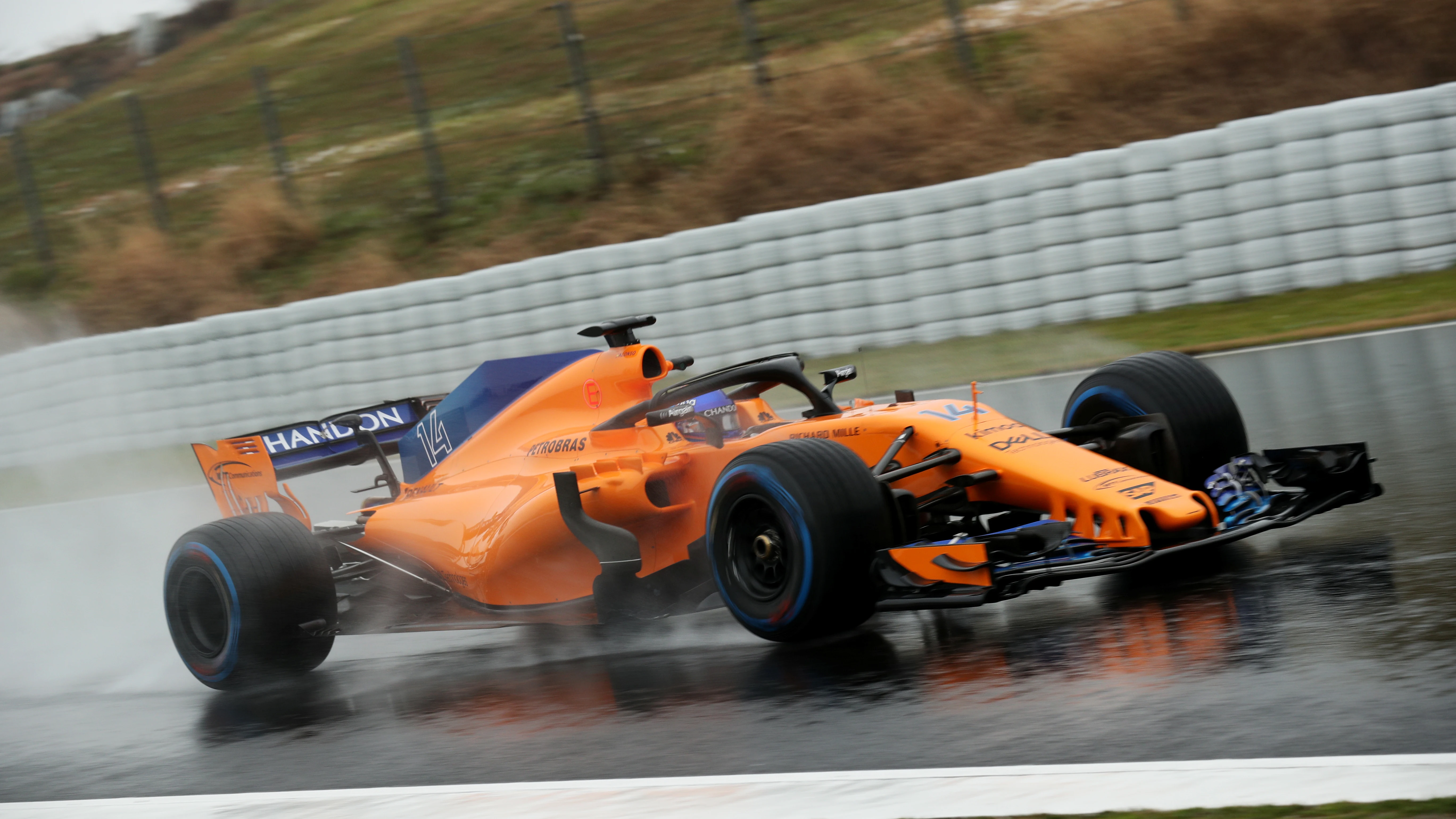 Fernando Alonso rueda en condiciones extremas en Montmeló