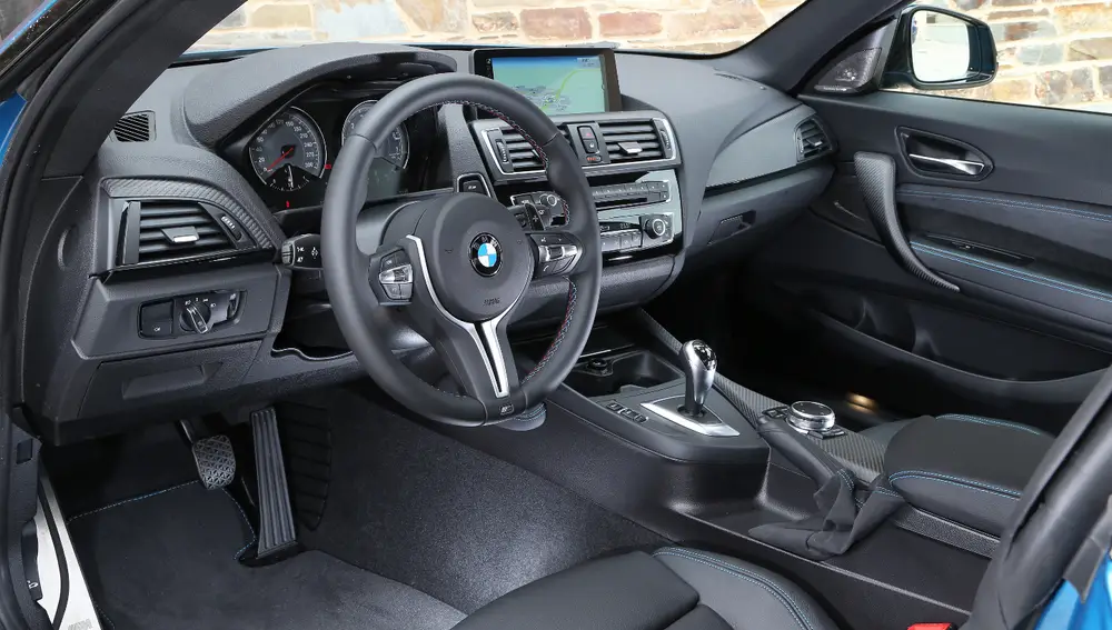 BMW-M2-LONG-BEACH-BLAU-INTERIOR_002.jpg
