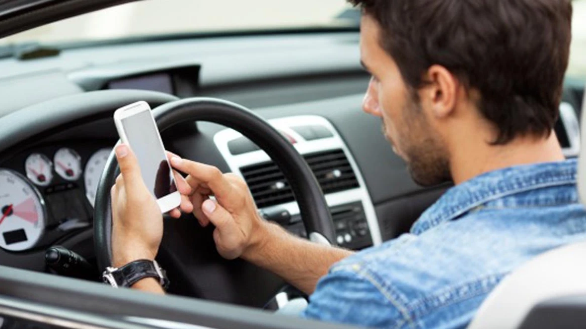 Utilizar el móvil al volante de un coche