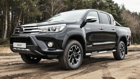 Toyota Hilux Invincible 50 Chrome-2018-cc (1)