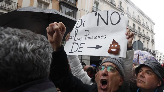 Miles de jubilados convocados por los sindicatos UGT y CC.OO se movilizan Miles de jubilados convocados por los sindicatos UGT y CCOO se movilizan