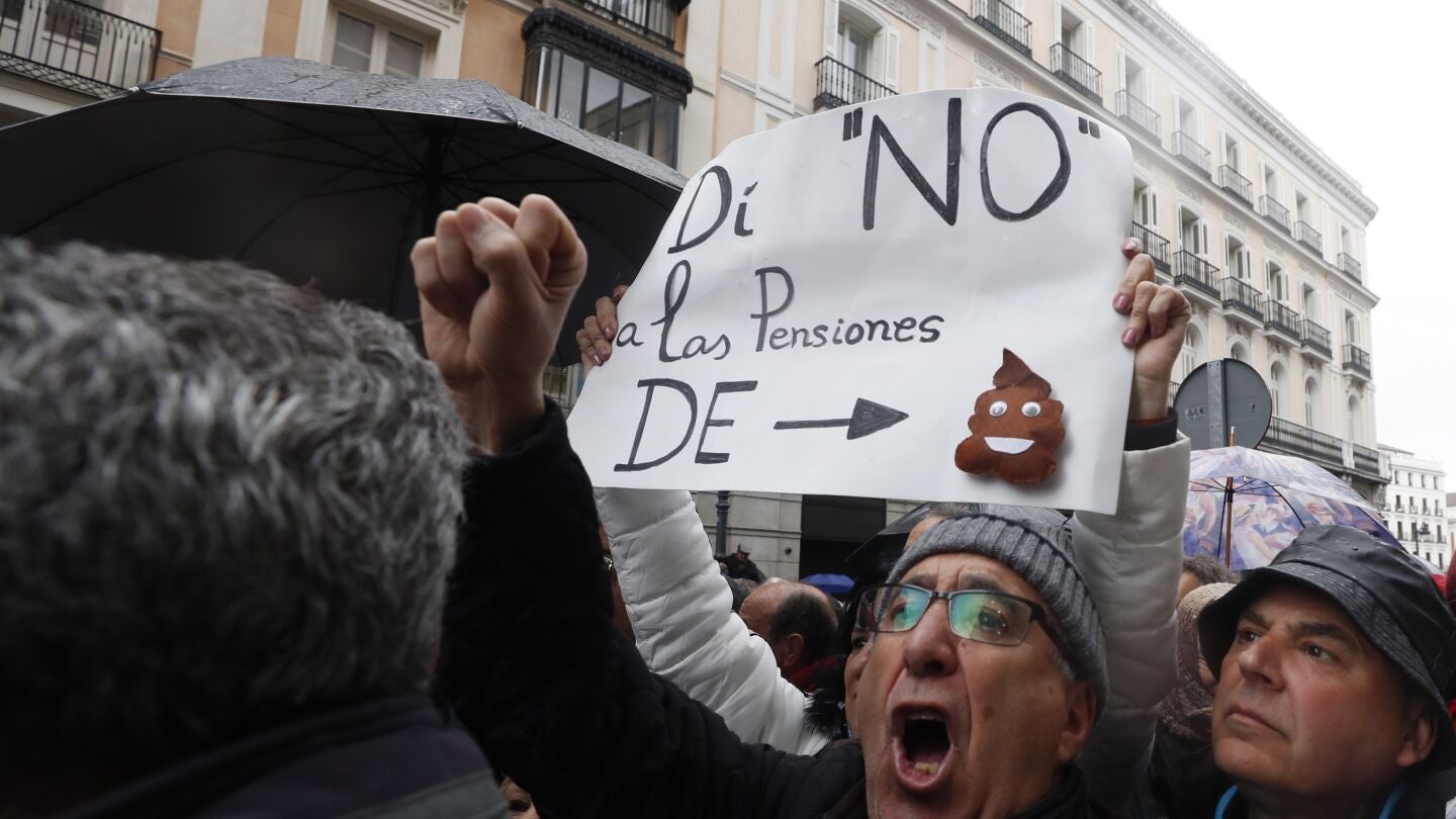 Miles de jubilados convocados por los sindicatos UGT y CCOO se movilizan