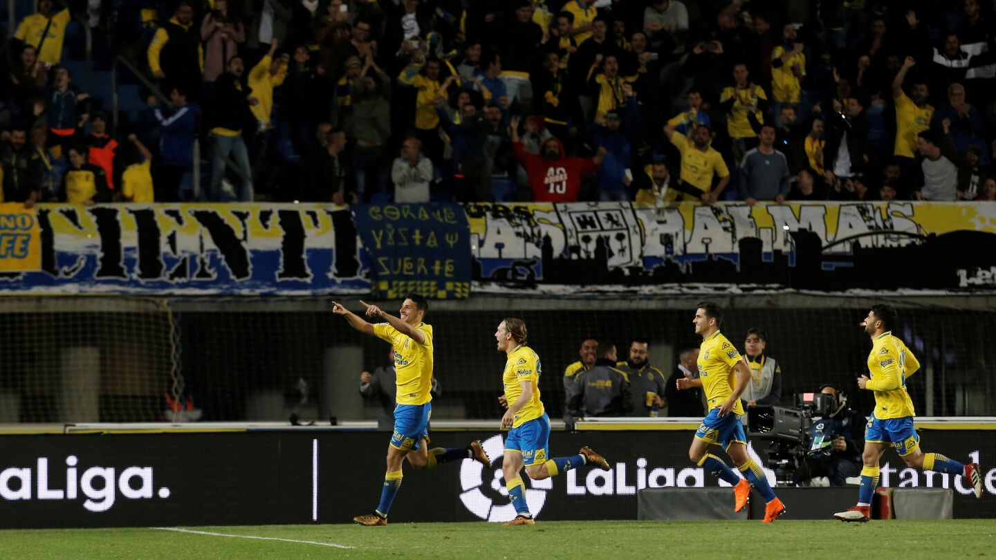 Calleri celebra su gol de penalti contra el Bar&ccedil;a