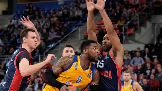 Thomas Robinson intenta avanzar ante la defensa del Baskonia Thomas Robinson intenta avanzar ante la defensa del Baskonia