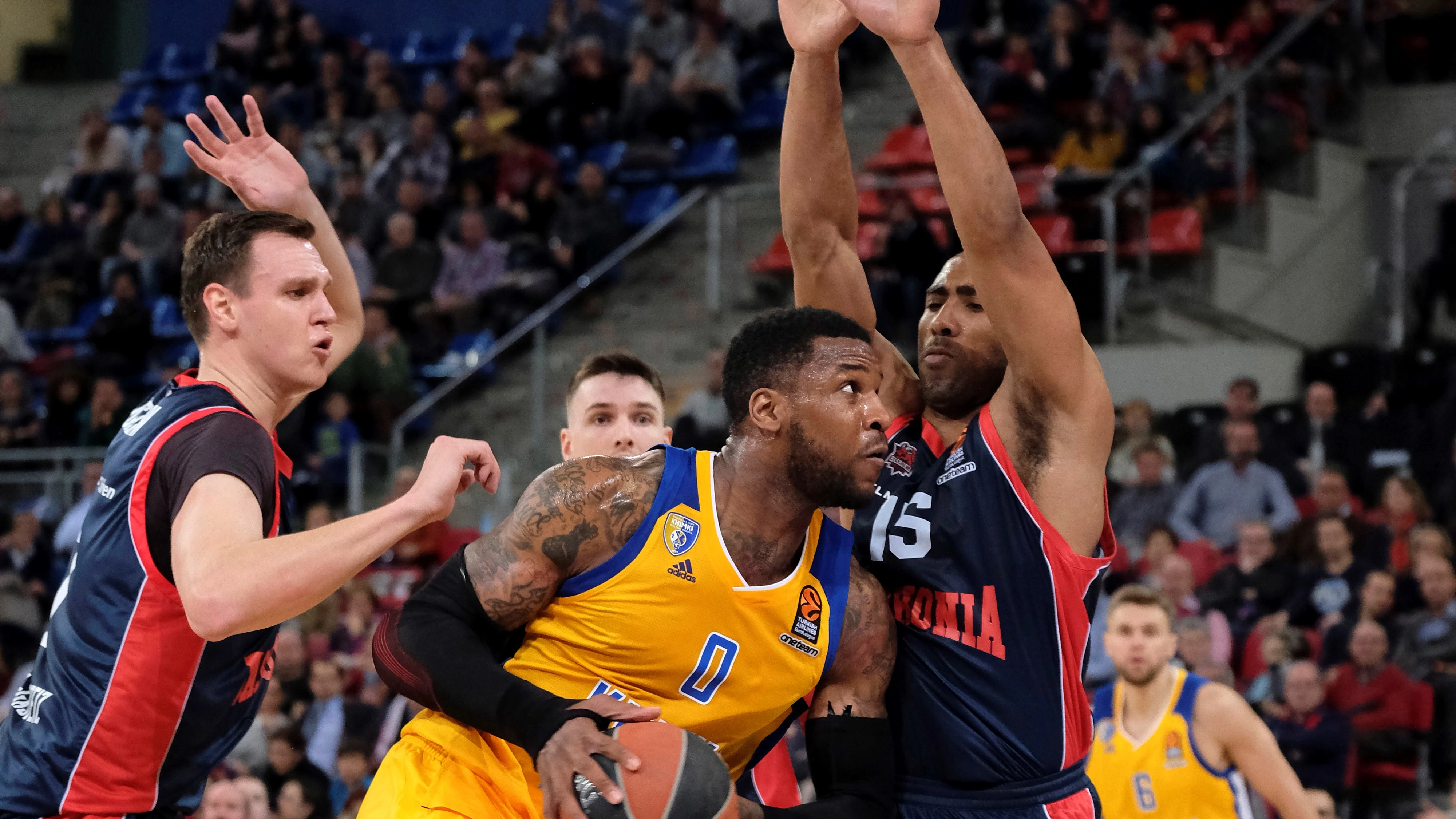 Thomas Robinson intenta avanzar ante la defensa del Baskonia