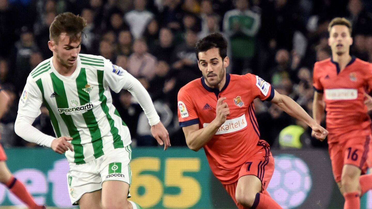 Juanmi y Fabi&aacute;n Ruiz pugnan por el bal&oacute;n durante el Betis - Real Sociedad