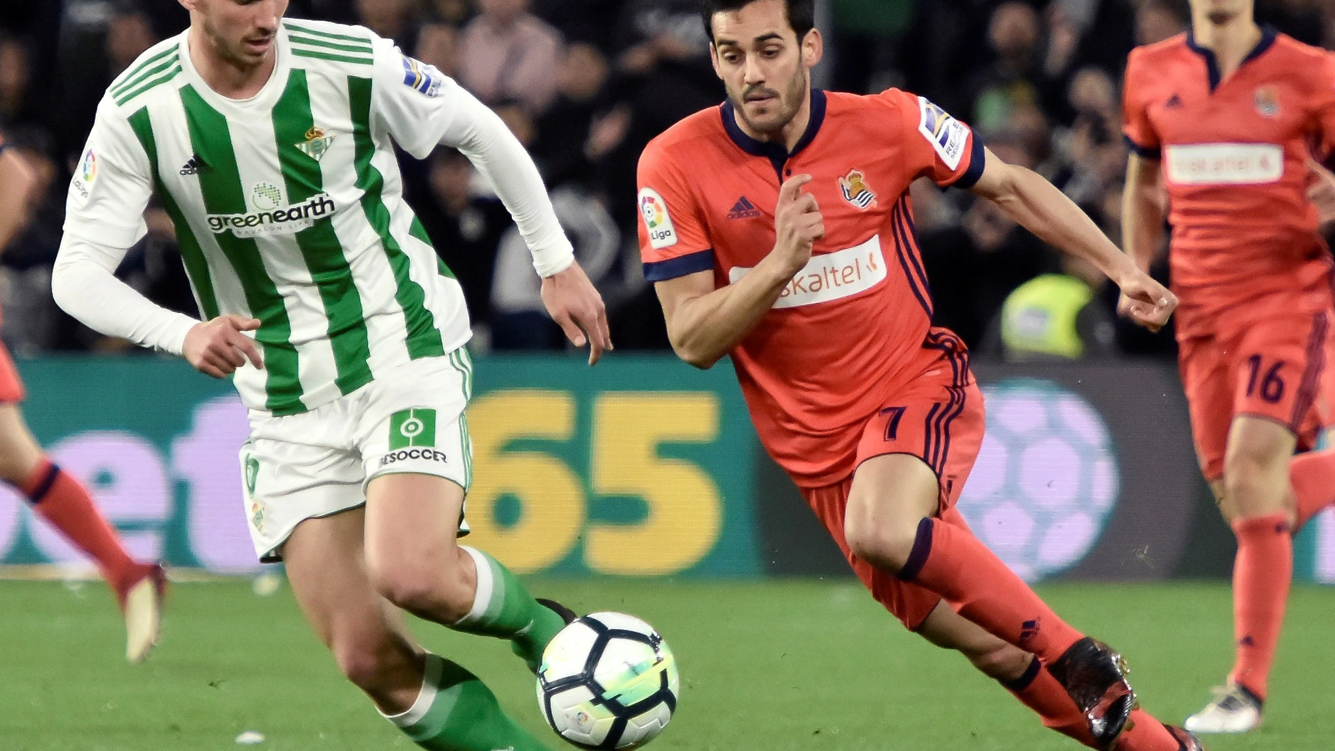 Juanmi y Fabián Ruiz pugnan por el balón durante el Betis - Real Sociedad