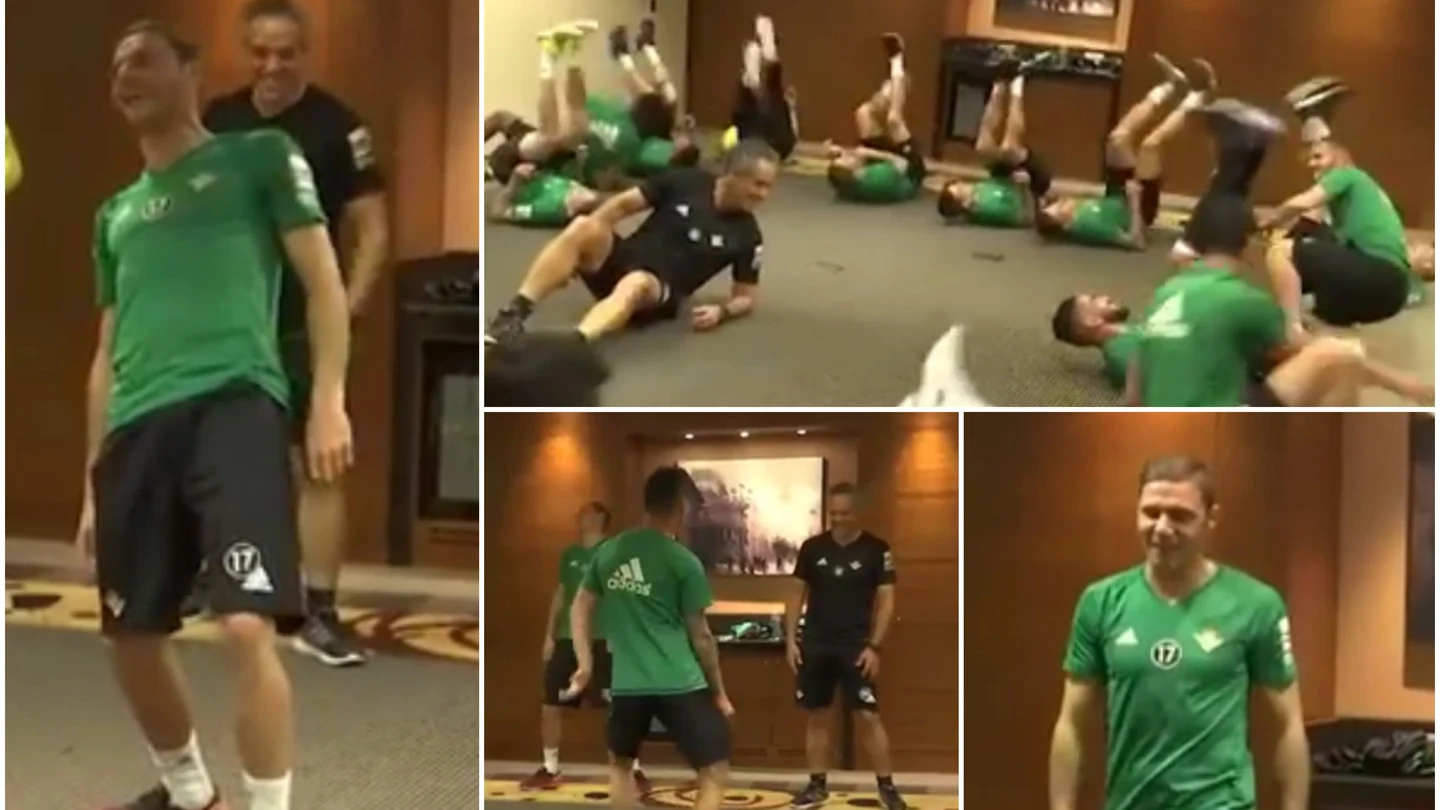 Los jugadores del Betis juegan a 'tic, tic, tic' Los jugadores del Betis juegan a 'tic, tic, tic'