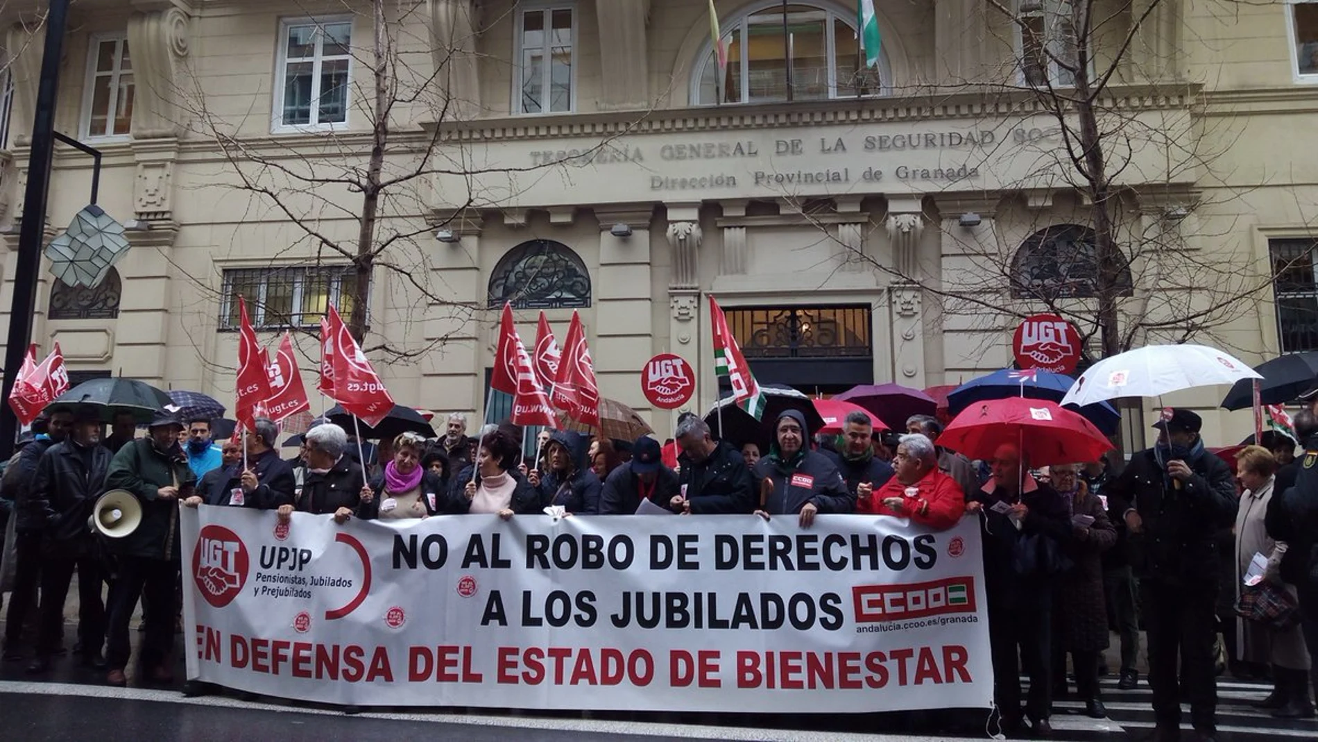 Manifestación frente a la Tesorería General de la Seguridad Social de Granada
