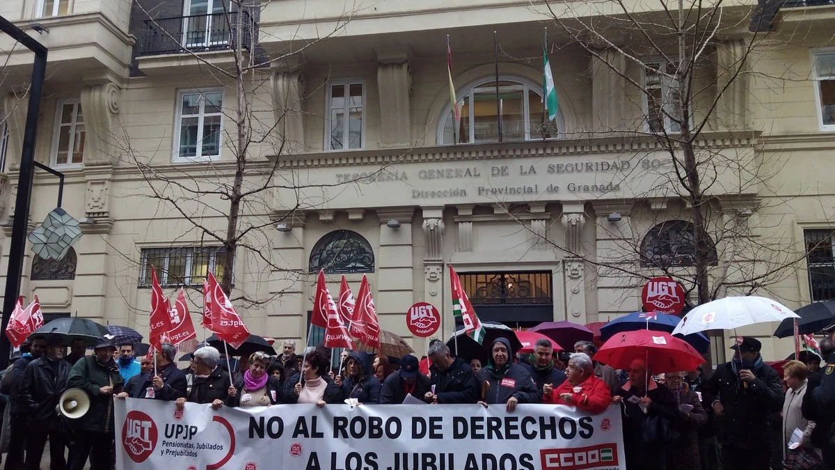 Manifestación frente a la Tesorería General de la Seguridad Social de Granada