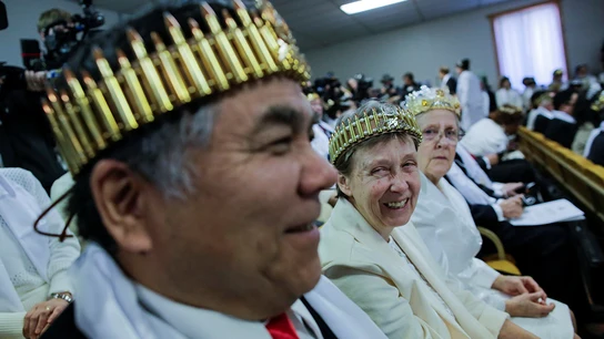 Algunos miembros de la secta Moon con coronas de balas Algunos miembros de la secta Moon con coronas de balas